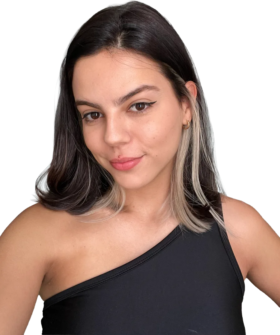 Retrato de Isabelle Pereira, cofundadora da Horio Studio, de cabelo escuro com mechas claras