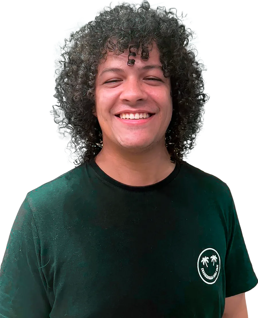 Retrato de Lucas Hottis, cofundador e diretor criativo da Horio Studio, sorrindo, de cabelo cacheado