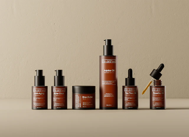 Frascos de skincare em vidro âmbar sobre fundo bege