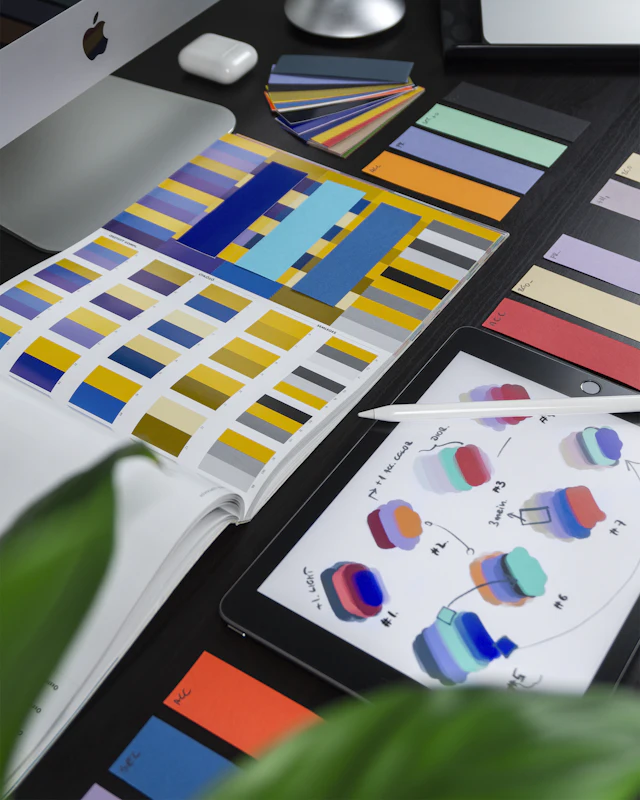 Amostras de cores e paletas impressas sobre a mesa de trabalho
